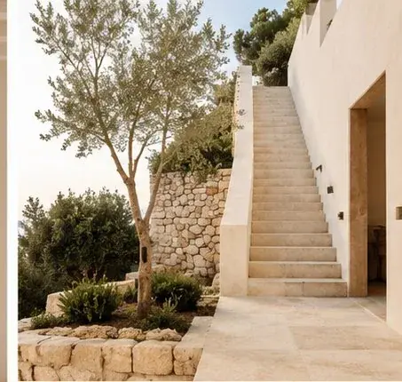 Fachada mediterránea con enlucidos claros