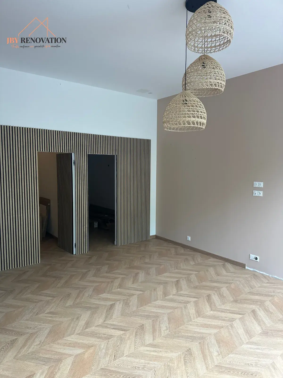 Transformation avec style : un appartement alliant parquet en chevrons et murs en bois